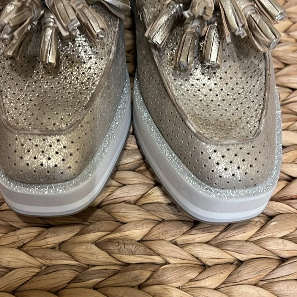 New Johnston & Murphy Gracelyn Tassel Loafer, size 8.5 M. Gold, silver, white. - Picture 7 of 9